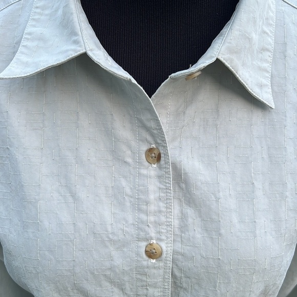 The North Face Button-down Shirt with zippered side pocket - Picture 3 of 16